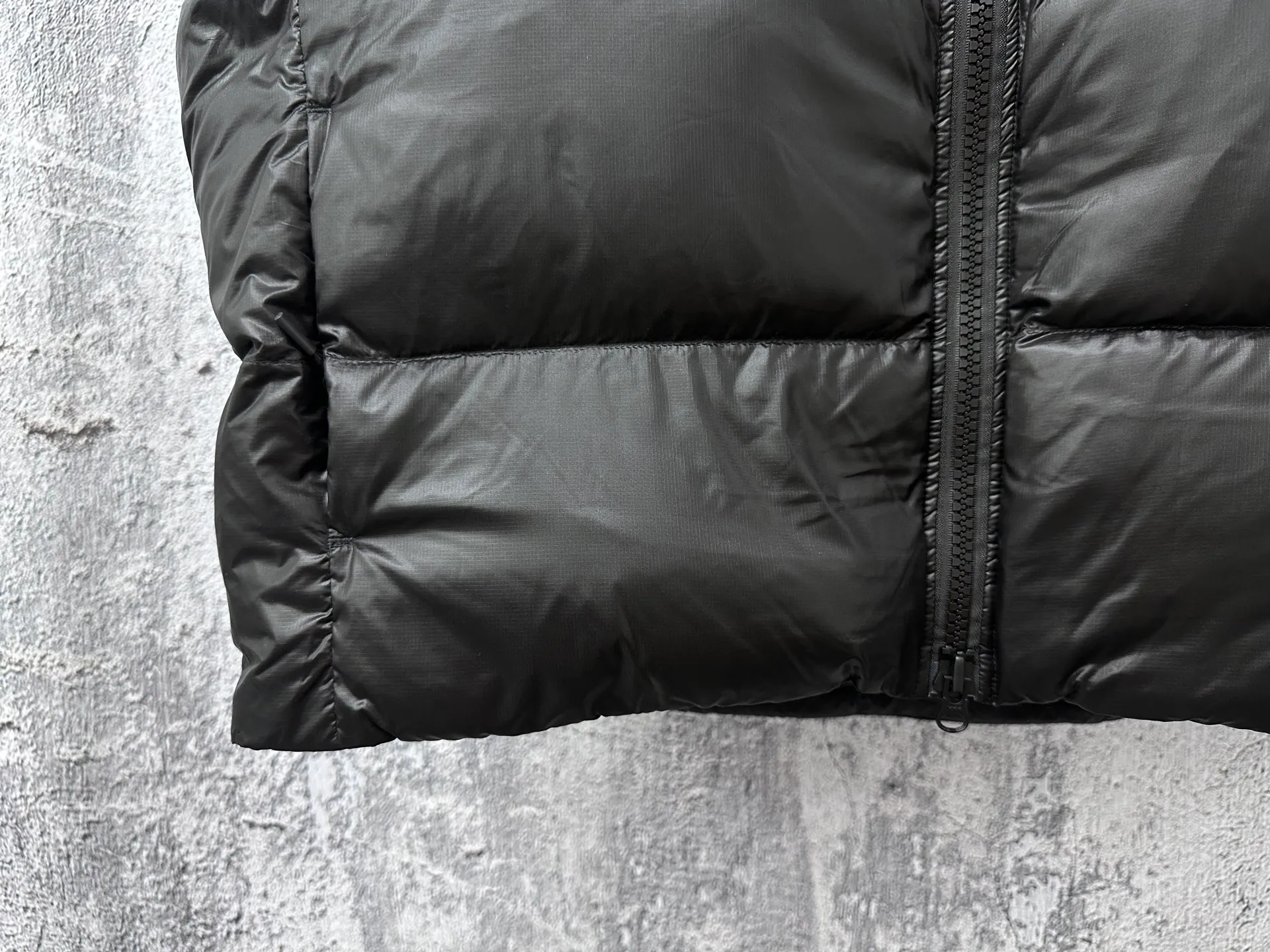 P560 [Canada Goose] Big Goose🦢Puff Down Vest has always been recognized as the warmest down jacket. Various Instagram celebrities, Internet celebrities, and celebrities often wear it for street photos. I make Canada Goose every year, but I still can't get rid of my love for it. No matter how cold the days are, there is no need to be afraid, because there is! Filled with 90% white duck down, it is the legendary warmest down jacket and is known as a must-have for Arctic outdoor sports! The most popular down jacket in the world, celebrities are rushing to buy it, it is a must-have! Size: XS-XL